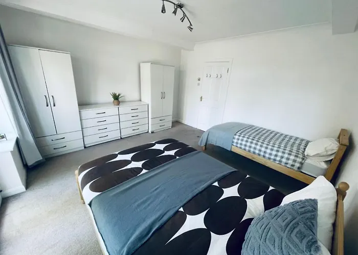 Up To 3 People, Room In A Share House With Private Garden Access
