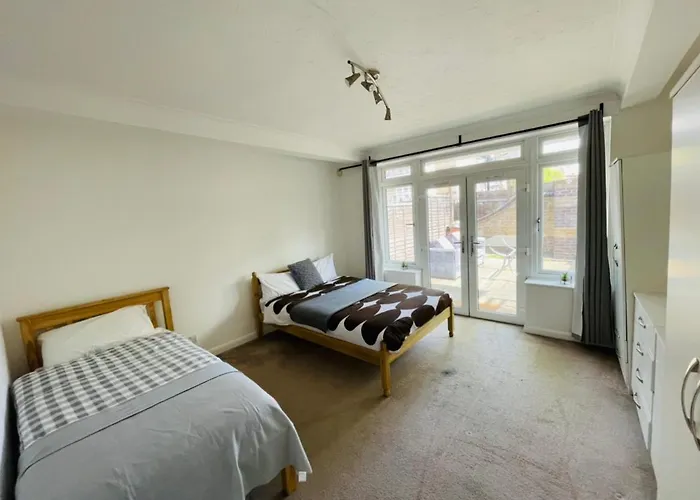Up To 3 People, Room In A Share House With Private Garden Access