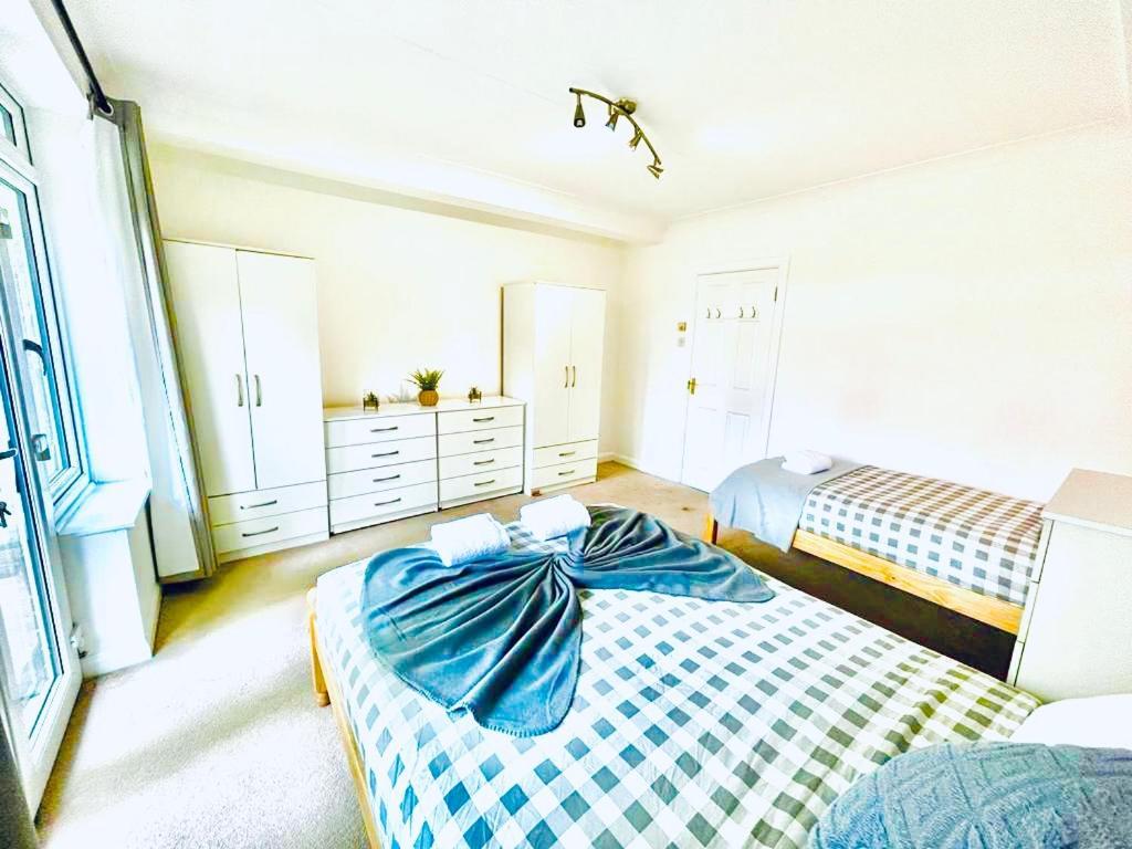 Up To 3 People, In A Share House With Private Garden Access Habitación en casa particular *