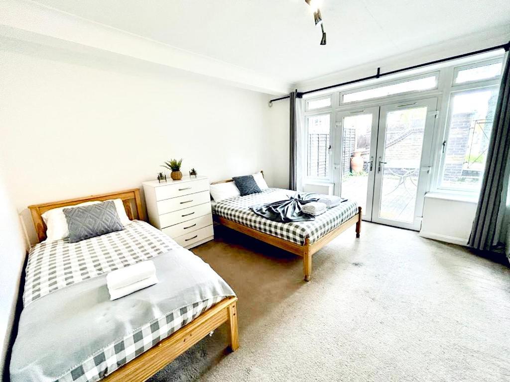 Habitación en casa particular Up To 3 People, In A Share House With Private Garden Access Londres